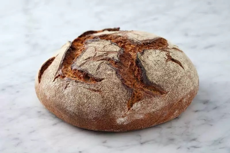 На фото французский ржаной хлеб с полбой из пекарни Тьерри в Минске.